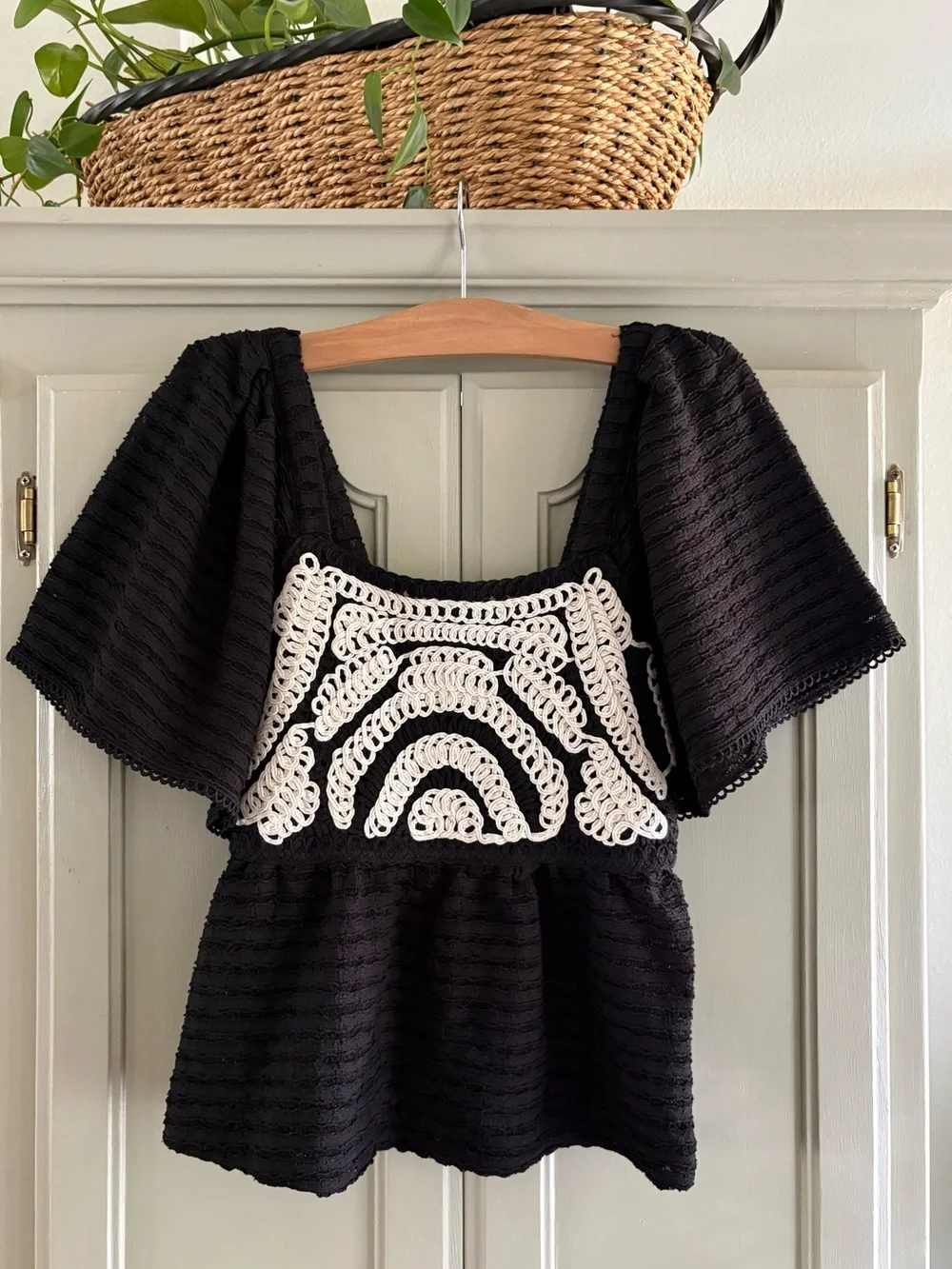 Anthropologie x Sarah Hann Flutter-Sleeve Crochet Top | Black & Cream | Size XS